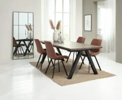 SANDBY L210 Table Chêne Foncé + 4 HYGUM Chaises Cognac -Intérieur Chic 214459